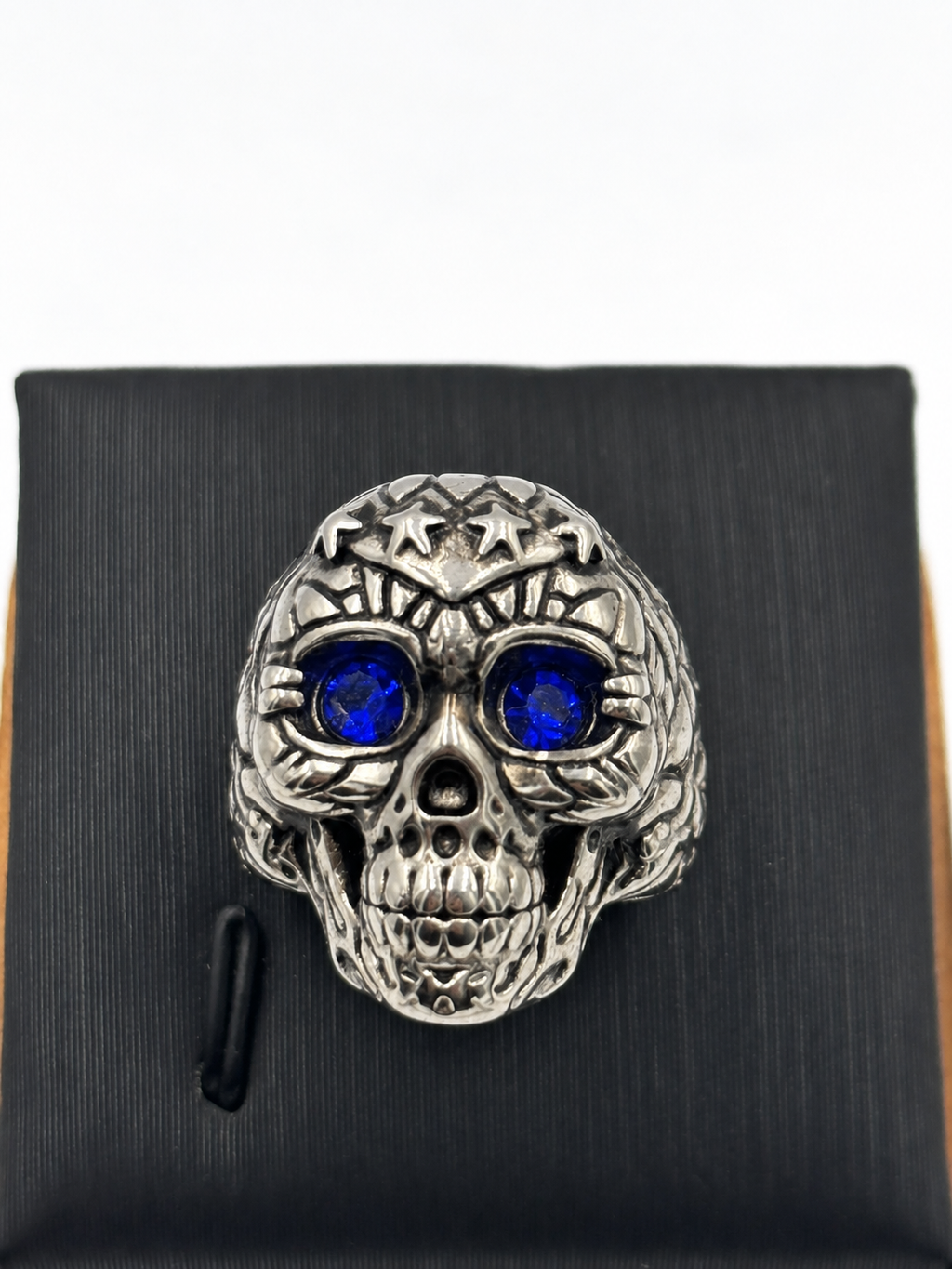 Anillo calavera ojos azules