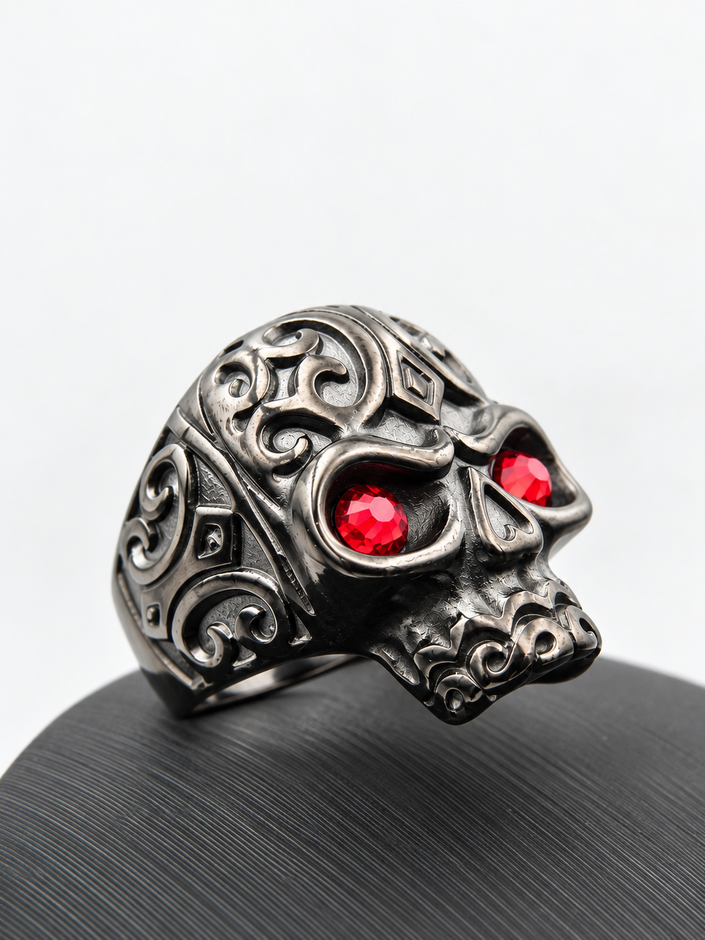 Anillo de calavera con ojos de rubí