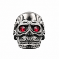 Anillo de calavera con ojos de rubí