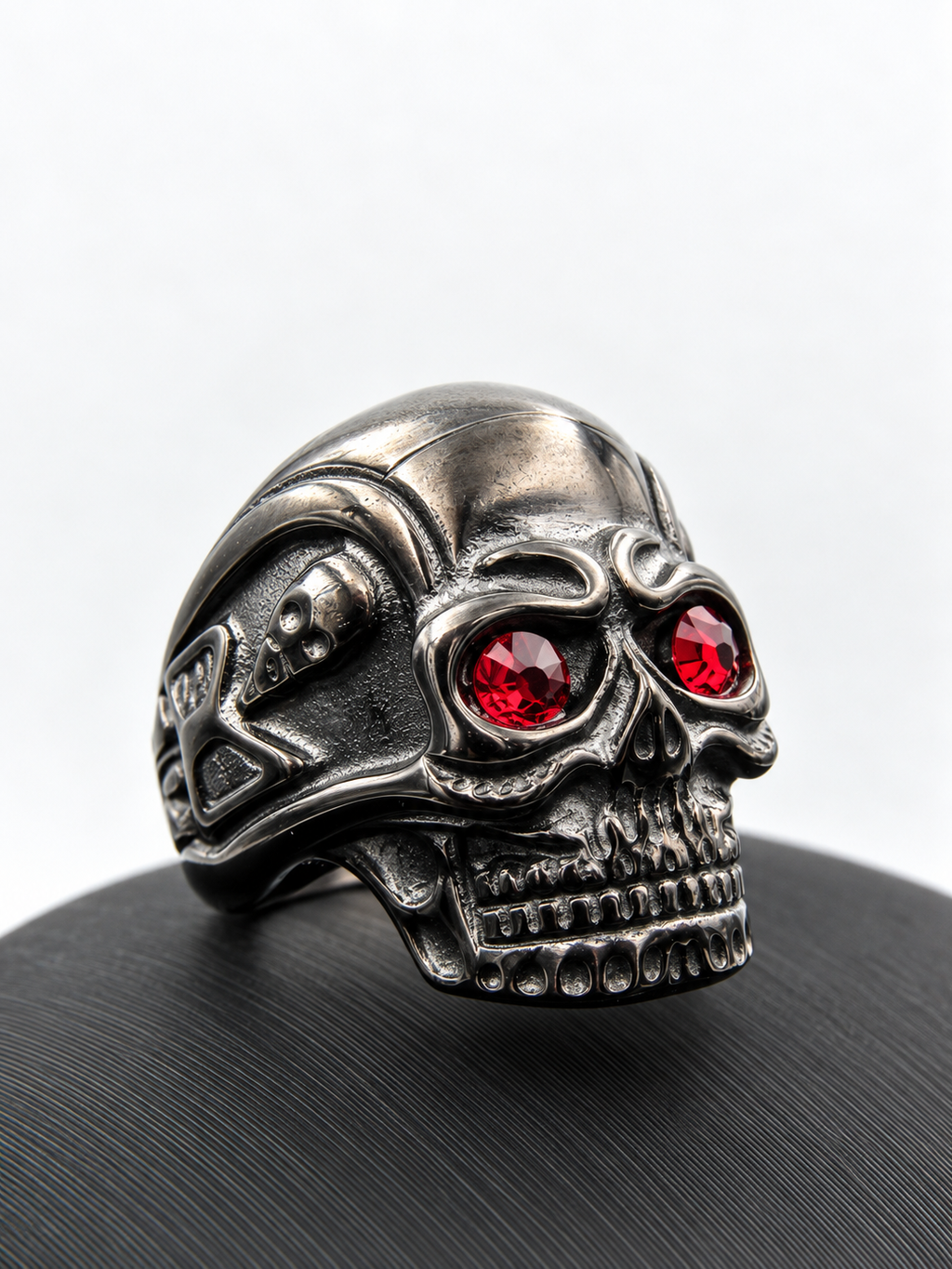Anillo de calavera con ojos de rubí