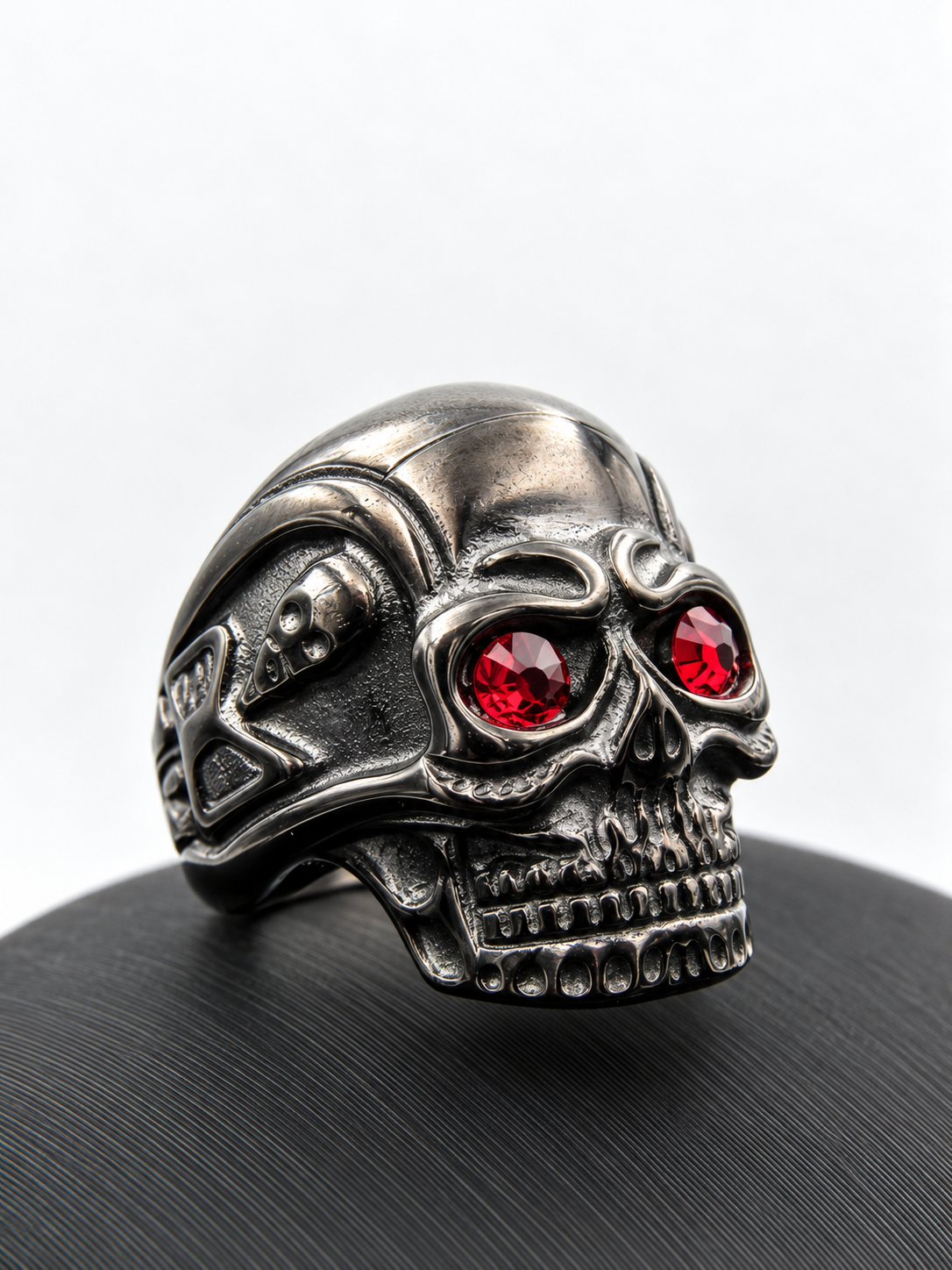 Anillo de calavera con ojos de rubí
