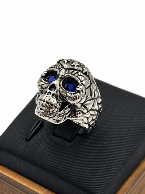 Anillo calavera ojos azules