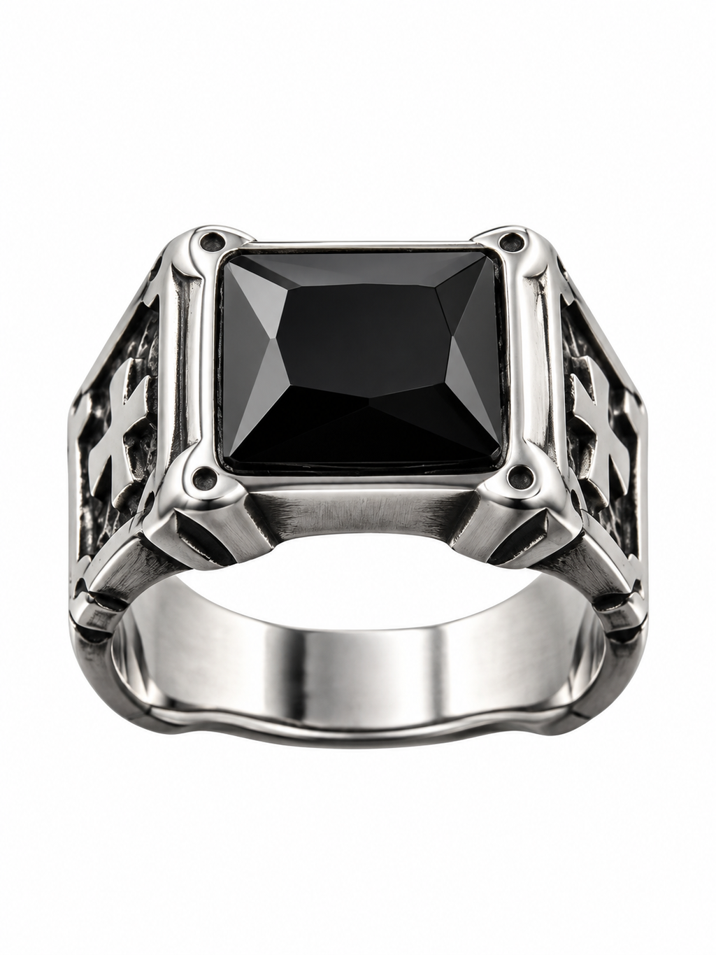 Anillo con piedra negra tipo gótico