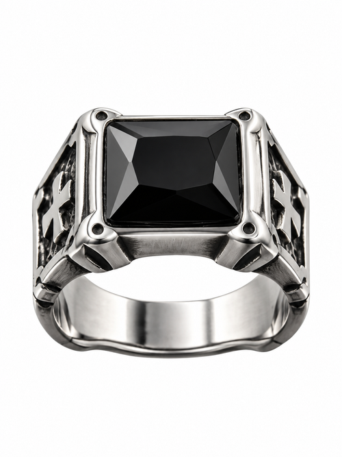 Anillo con piedra negra tipo gótico