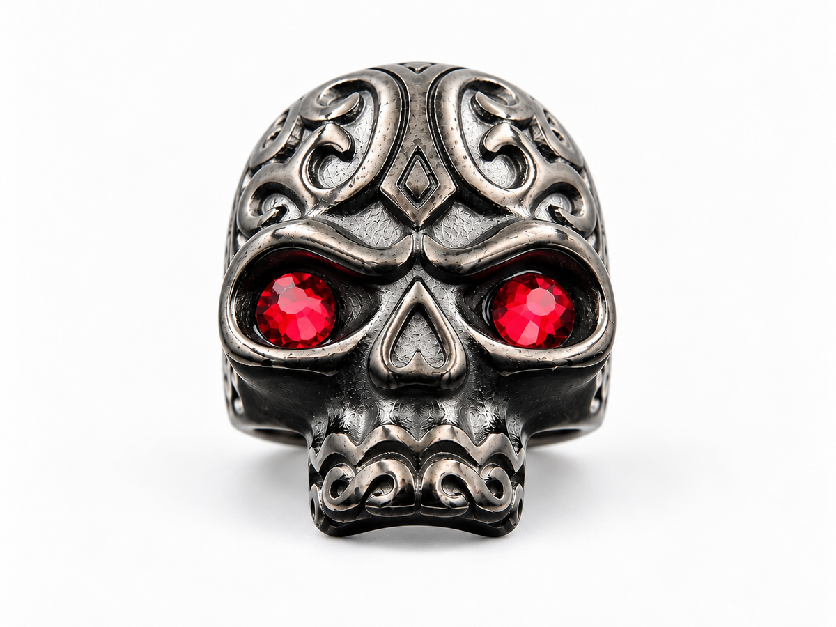 Anillo de calavera con ojos de rubí